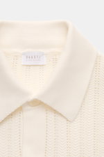 Nahaufnahme von 04651/ A trip in a bag Kurzarm-Strickhemd schmaler Kragen creme, Strukturstrick aus Baumwolle, slim fit, glatte Knopfleiste.