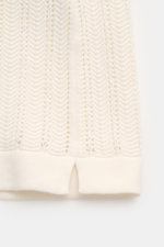 04651/ A trip in a bag Kurzarm-Strickhemd schmaler Kragen creme, Detailansicht Saum mit kurzem Schlitz, Strukturstrick aus Baumwolle, Slim Fit, Rippbündchen.