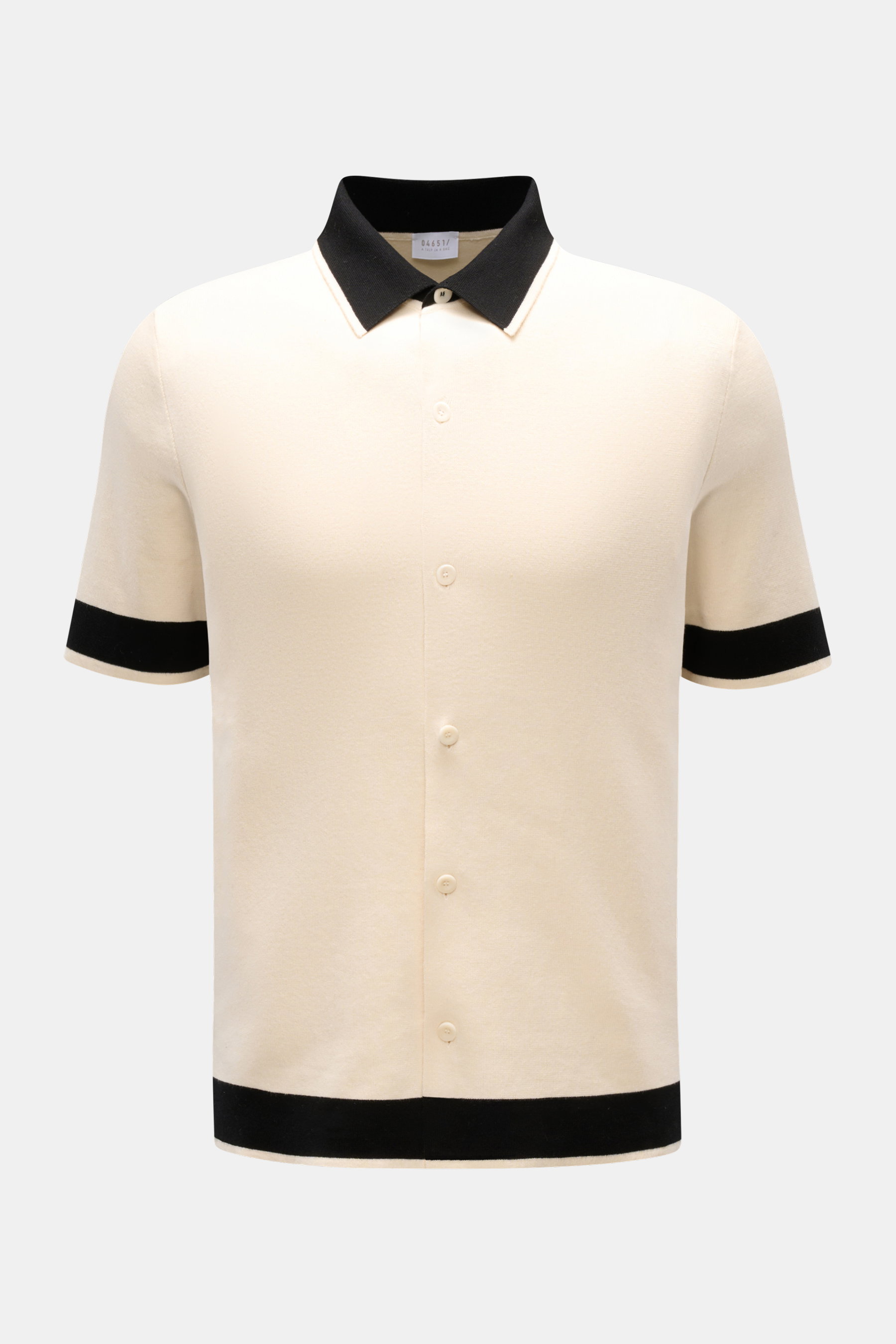Front view of the 04651/ A trip in a bag Short sleeve knit shirt 'Colour Block' cream/black, a pure cotton summer piece with soft feel, very fine knit, slim fit, smooth button placket, and classic turn-down collar. An eye-catching piece for summer: This s
