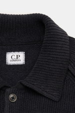 Nahaufnahme von C.P. Company Strickpolo navy, zweiknöpfige Leiste, Rippstrickkragen, mittelfeiner Baumwoll-Chenille-Strick.