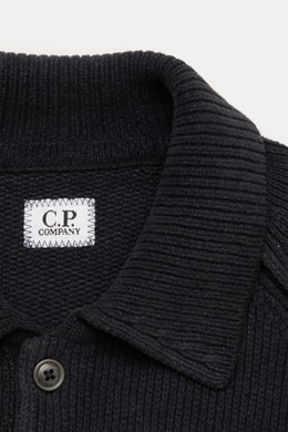 Nahaufnahme von C.P. Company Strickpolo navy, zweiknöpfige Leiste, Rippstrickkragen, mittelfeiner Baumwoll-Chenille-Strick.
