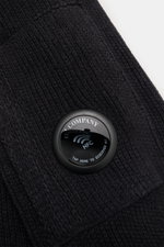 Nahaufnahme des C.P. Company Strickpolo navy aus Baumwoll-Chenille, schwere Qualität, mittelfeines Strickbild, Linsen-Detail am Ärmel.