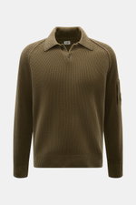 C.P. Company Strickpolo oliv aus schwerer Baumwoll-Chenille, mittelfeines Strickbild, Raglanärmel, Linsen-Detail am Ärmel, Frontansicht.