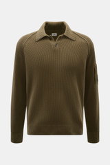 C.P. Company Strickpolo oliv aus schwerer Baumwoll-Chenille, mittelfeines Strickbild, Raglanärmel, Linsen-Detail am Ärmel, Frontansicht.
