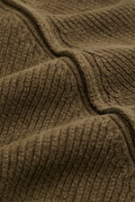 Nahaufnahme des strukturierten, mittelfeinen Strickbilds des olivfarbenen C.P. Company Strickpolo aus schwerer Baumwoll-Chenille.