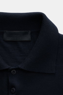 Nahaufnahme des Stone Island Strickpolo 'Ghost Pure Light Wool' navy mit klassischem Umlegekragen, feinem Strickbild und Label innen, von oben fotografiert.