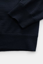 Stone Island Strickpolo 'Ghost Pure Light Wool' navy, Detailaufnahme von Ärmelbündchen und Saum, feines Strickbild, reine Wolle, Regular Fit, klassischer Umlegekragen, Kompass-Badge am Oberarm, komfortable Rippbündchen, weicher Griff.