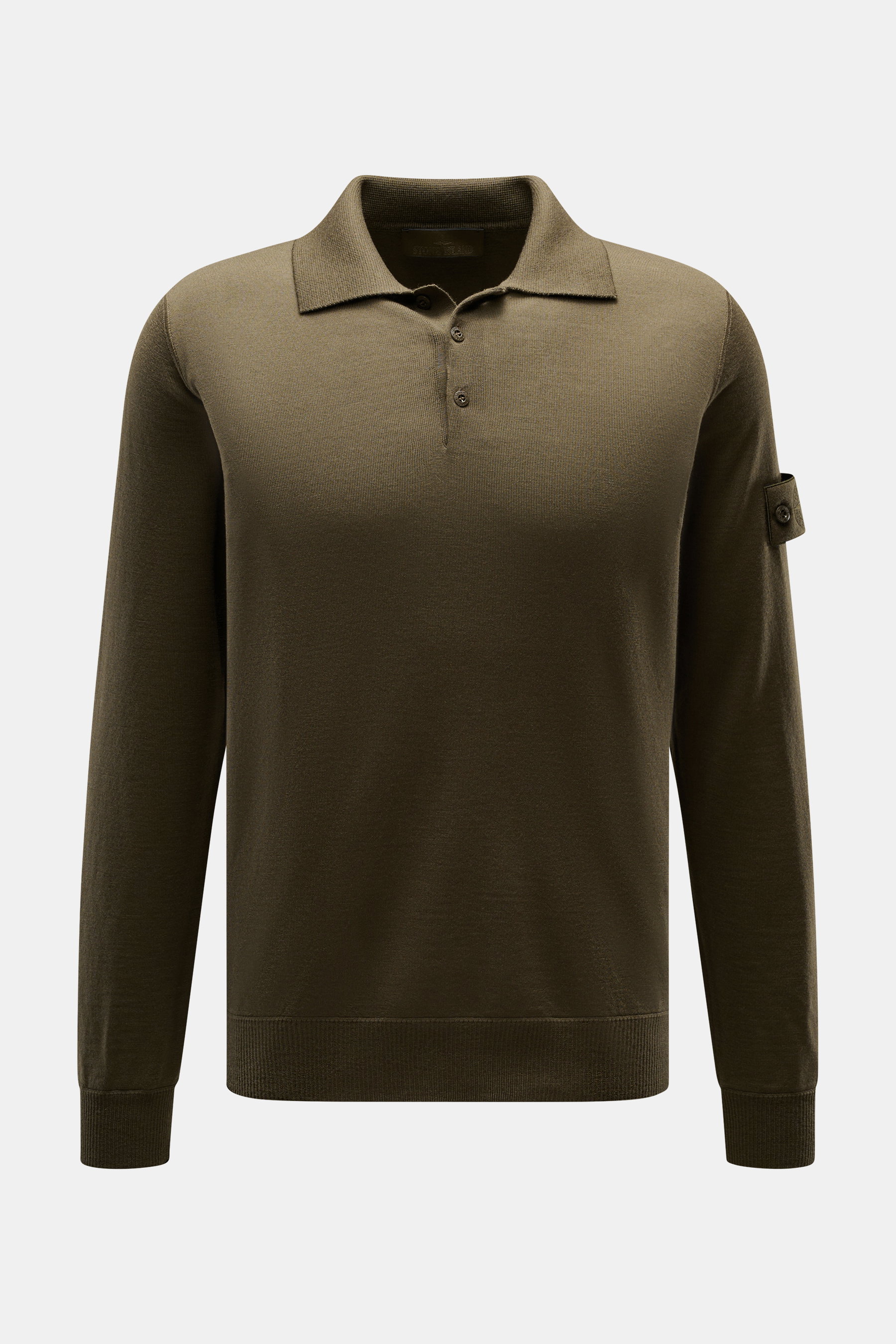 Stone Island Strickpolo 'Ghost Pure Light Wool' dark olive, frontale Nahaufnahme, feines Strickbild, Regular Fit, Umlegekragen, Kompass-Badge am Oberarm, Rippbündchen, reine Schurwolle, weicher Griff.