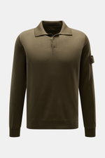 Stone Island Strickpolo 'Ghost Pure Light Wool' dark olive, frontale Nahaufnahme, feines Strickbild, Regular Fit, Umlegekragen, Kompass-Badge am Oberarm, Rippbündchen, reine Schurwolle, weicher Griff.