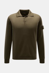 Stone Island Strickpolo 'Ghost Pure Light Wool' dark olive, frontale Nahaufnahme, feines Strickbild, Regular Fit, Umlegekragen, Kompass-Badge am Oberarm, Rippbündchen, reine Schurwolle, weicher Griff.