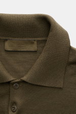 Stone Island Strickpolo 'Ghost Pure Light Wool' dark olive, feines Strickbild, Umlegekragen, Regular Fit, weiche Schurwolle, Nahaufnahme von oben.
