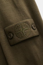 Stone Island Strickpolo 'Ghost Pure Light Wool' dark olive in Nahaufnahme von oben, feine Schurwolle, weicher Griff, Kompass-Badge am Ärmel.