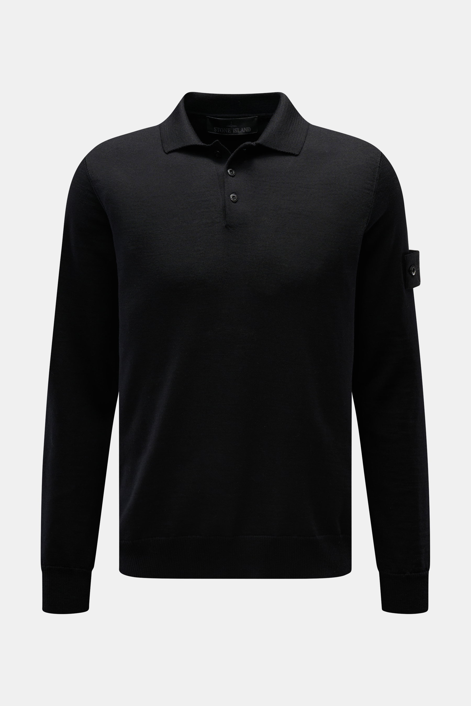 Stone Island Strickpolo 'Ghost Pure Light Wool' schwarz, Frontansicht, feine Wolle, Regular Fit, klassischer Kragen, Kompass-Badge am Oberarm.