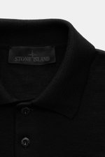 Nahaufnahme des Stone Island Strickpolo 'Ghost Pure Light Wool' schwarz, von schräg oben fotografiert, mit klassischem Umlegekragen, feinem Strickbild, Knöpfen und Kompass-Badge am Oberarm, aus weicher reiner Wolle, Regular Fit, Rippbündchen, moderner Kla