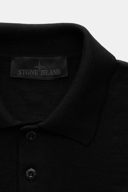 Nahaufnahme des Stone Island Strickpolo 'Ghost Pure Light Wool' schwarz, von schräg oben fotografiert, mit klassischem Umlegekragen, feinem Strickbild, Knöpfen und Kompass-Badge am Oberarm, aus weicher reiner Wolle, Regular Fit, Rippbündchen, moderner Kla