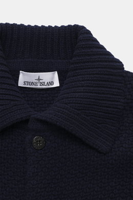 Nahaufnahme des Umlegekragens und der Fünf-Knopf-Leiste des Stone Island Cardigan navy aus Schurwolle und Microfaser, mit kernigem Griff, voluminösem Strickbild, Regular Fit, komfortablen Ärmelbündchen und Kompass-Badge am Oberarm.