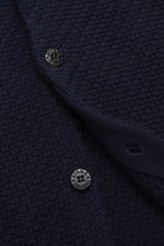 Stone Island Cardigan navy in Nahaufnahme, Mix aus Schurwolle und Microfaser, kerniger Griff, voluminöses Strickbild, Regular Fit, Fünf-Knopf-Leiste.