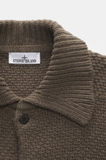 Stone Island Cardigan braun, Nahaufnahme von oben, Mix aus Schurwolle und Microfaser, kerniger Griff, voluminöses Strickbild, Regular Fit.