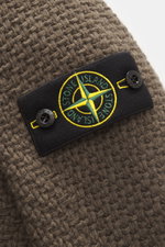 Nahaufnahme des Stone Island Cardigan braun mit voluminösem Strickbild, Kompass-Badge am Oberarm, aus Schurwolle und Microfaser.