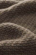 Stone Island Cardigan braun Nahaufnahme des voluminösen Strickbilds, Mix aus Schurwolle und Microfaser, Regular Fit, Umlegekragen, Fünf-Knopf-Leiste, Ärmelbündchen, Kompass-Badge sichtbar.