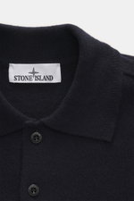 Nahaufnahme des Stone Island Strickpolo navy von oben, reine Schurwolle, feines Strickbild, weiche Qualität, Regular Fit, gestrickter Polokragen, Zwei-Knopf-Leiste, STONE ISLAND-Weblabel, elastische Bündchen.
