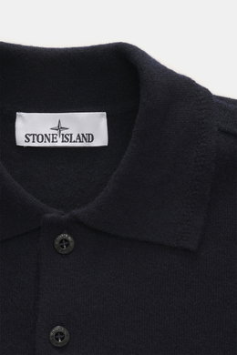 Nahaufnahme des Stone Island Strickpolo navy von oben, reine Schurwolle, feines Strickbild, weiche Qualität, Regular Fit, gestrickter Polokragen, Zwei-Knopf-Leiste, STONE ISLAND-Weblabel, elastische Bündchen.