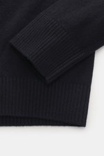 Stone Island Strickpolo navy, Nahaufnahme von Ärmeln und Bündchen, reine Schurwolle, feines Strickbild, weiche Qualität, Regular Fit, gestrickter Polokragen, Zwei-Knopf-Leiste, STONE ISLAND-Weblabel, elastische Bündchen.