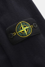 Stone Island Strickpolo navy Detailaufnahme von Nähe, reine Schurwolle, feines Strickbild, weiche Qualität, Regular Fit, gestrickter Polokragen, Zwei-Knopf-Leiste, STONE ISLAND-Weblabel, elastische Bündchen.