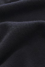 Nahaufnahme des Stone Island Strickpolo navy aus reine Schurwolle mit feinem Strickbild, weicher Qualität, Regular Fit, gestricktem Polokragen, Zwei-Knopf-Leiste, STONE ISLAND-Weblabel und elastischen Bündchen.