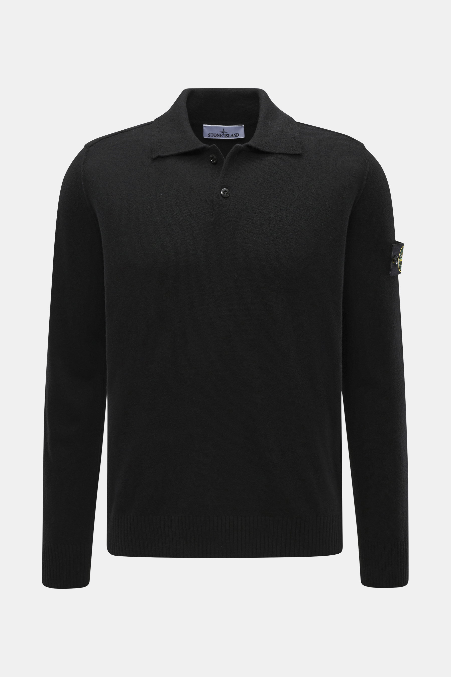 Stone Island Strickpolo schwarz, frontale Nahaufnahme, reine Schurwolle, feines Strickbild, weiche Qualität, Regular Fit, gestrickter Polokragen, Zwei-Knopf-Leiste, STONE ISLAND-Weblabel, elastische Bündchen.