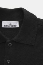 Stone Island Strickpolo schwarz Nahaufnahme von oben, reine Schurwolle, feines Strickbild, weiche Qualität, Regular Fit, gestrickter Polokragen, Zwei-Knopf-Leiste, STONE ISLAND-Weblabel, elastische Bündchen.