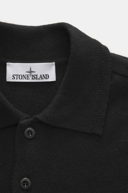 Stone Island Strickpolo schwarz Nahaufnahme von oben, reine Schurwolle, feines Strickbild, weiche Qualität, Regular Fit, gestrickter Polokragen, Zwei-Knopf-Leiste, STONE ISLAND-Weblabel, elastische Bündchen.