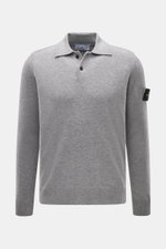 Stone Island Strickpolo grau meliert, Frontansicht, reine Schurwolle, feines Strickbild, weiche Qualität, Regular Fit, gestrickter Polokragen, Zwei-Knopf-Leiste, STONE ISLAND-Weblabel, elastische Bündchen.