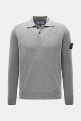 Stone Island Strickpolo grau meliert, Frontansicht, reine Schurwolle, feines Strickbild, weiche Qualität, Regular Fit, gestrickter Polokragen, Zwei-Knopf-Leiste, STONE ISLAND-Weblabel, elastische Bündchen.