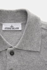 Stone Island Strickpolo grau meliert, Nahaufnahme von oben, reine Schurwolle, feines Strickbild, weiche Qualität, Regular Fit, gestrickter Polokragen, Zwei-Knopf-Leiste, STONE ISLAND-Weblabel, elastische Bündchen.