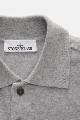 Stone Island Strickpolo grau meliert, Nahaufnahme von oben, reine Schurwolle, feines Strickbild, weiche Qualität, Regular Fit, gestrickter Polokragen, Zwei-Knopf-Leiste, STONE ISLAND-Weblabel, elastische Bündchen.