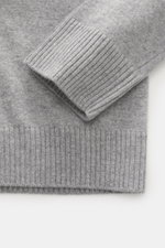 Nahaufnahme des Stone Island Strickpolo grau meliert von oben, reine Schurwolle, feines Strickbild, weiche Qualität, Regular Fit, gestrickter Polokragen, Zwei-Knopf-Leiste, STONE ISLAND-Weblabel, elastische Bündchen.