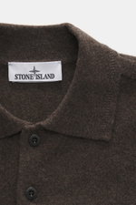 Stone Island Strickpolo dunkelbraun meliert, Detailaufnahme von oben, reine Schurwolle, feines Strickbild, weiche Qualität, Regular Fit, gestrickter Polokragen, Zwei-Knopf-Leiste, STONE ISLAND-Weblabel, elastische Bündchen.