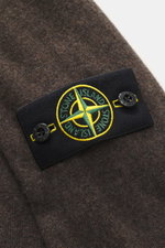 Stone Island Strickpolo dunkelbraun meliert, Detailaufnahme aus Nahaufnahme mit STONE ISLAND-Weblabel, reine Schurwolle, feines Strickbild, weiche Qualität, Regular Fit, gestrickter Polokragen, Zwei-Knopf-Leiste, elastische Bündchen.