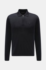 Emporio Armani Strickpolo dark navy, frontale Nahaufnahme, Mix aus Schurwolle und Microfaser, Regular Fit, feines Strickbild, Polokragen mit Zipper, tonales Logo, weicher Griff, elastische Qualität, flexible Rippbündchen.