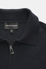 Emporio Armani Strickpolo dark navy, Nahaufnahme von oben, Mix aus Schurwolle und Microfaser, Zipper-Polokragen, Regular Fit, weicher Griff, tonales Logo-Stitching.