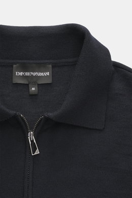 Emporio Armani Strickpolo dark navy, Nahaufnahme von oben, Mix aus Schurwolle und Microfaser, Zipper-Polokragen, Regular Fit, weicher Griff, tonales Logo-Stitching.