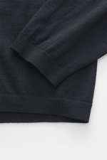 Emporio Armani Strickpolo dark navy, Nahaufnahme von Ärmel und Bund, Mix aus Schurwolle und Microfaser, weich, elastisch, feines Strickbild, Regular Fit, Polokragen mit Zipper, Rippbündchen, tonales Logo.