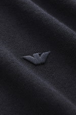Emporio Armani Strickpolo dark navy Nahaufnahme aus schräger Perspektive, zeigt weiches, fein gestricktes Material, tonales Logo-Stitching, Mix aus Schurwolle und Microfaser, Regular Fit, elastisch, Rippbündchen, Polokragen mit Zipper.