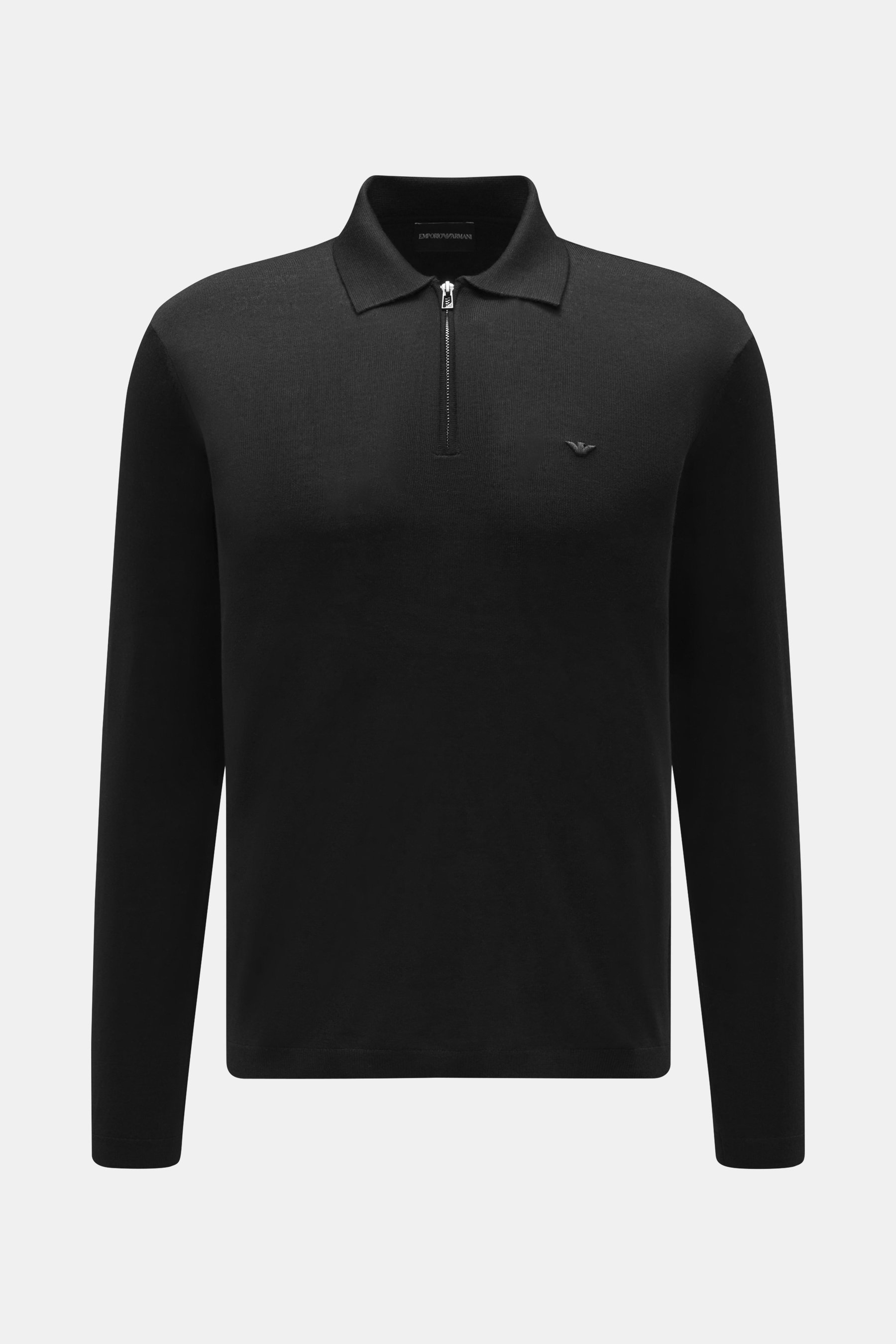 Emporio Armani Strickpolo schwarz, frontal fotografiert, Mix aus Schurwolle und Microfaser, Regular Fit, feines Strickbild, weicher Griff, Polokragen mit Zipper, flexible Rippbündchen, tonales Logo-Stitching, leicht elastisch.