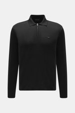 Emporio Armani Strickpolo schwarz, frontal fotografiert, Mix aus Schurwolle und Microfaser, Regular Fit, feines Strickbild, weicher Griff, Polokragen mit Zipper, flexible Rippbündchen, tonales Logo-Stitching, leicht elastisch.