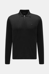 Emporio Armani Strickpolo schwarz, frontal fotografiert, Mix aus Schurwolle und Microfaser, Regular Fit, feines Strickbild, weicher Griff, Polokragen mit Zipper, flexible Rippbündchen, tonales Logo-Stitching, leicht elastisch.