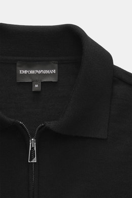 Emporio Armani Strickpolo schwarz, Detailaufnahme von oben, Mix aus Schurwolle und Microfaser, weicher Griff, feines Strickbild, Regular Fit, Polokragen mit Zipper, flexible Rippbündchen, tonales Logo-Stitching, leicht elastisch.