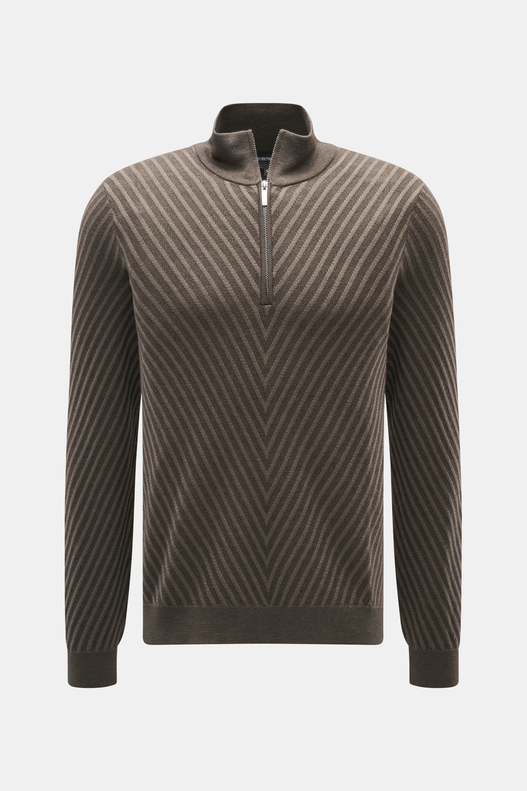 Emporio Armani Troyer braun/dunkelbraun gestreift in Frontansicht mit Troyer-Kragen, Reißverschluss, feinem Strickbild, Regular Fit, reiner Schurwolle, weichem Griff, Streifenoptik und Rippbündchen.