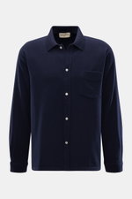 Officine Générale Strickhemd 'Gareth' navy aus Wolle und Cashmere, fein gestrickt, Regular Fit, mit Umlegekragen und Manschetten, frontale Nahaufnahme.